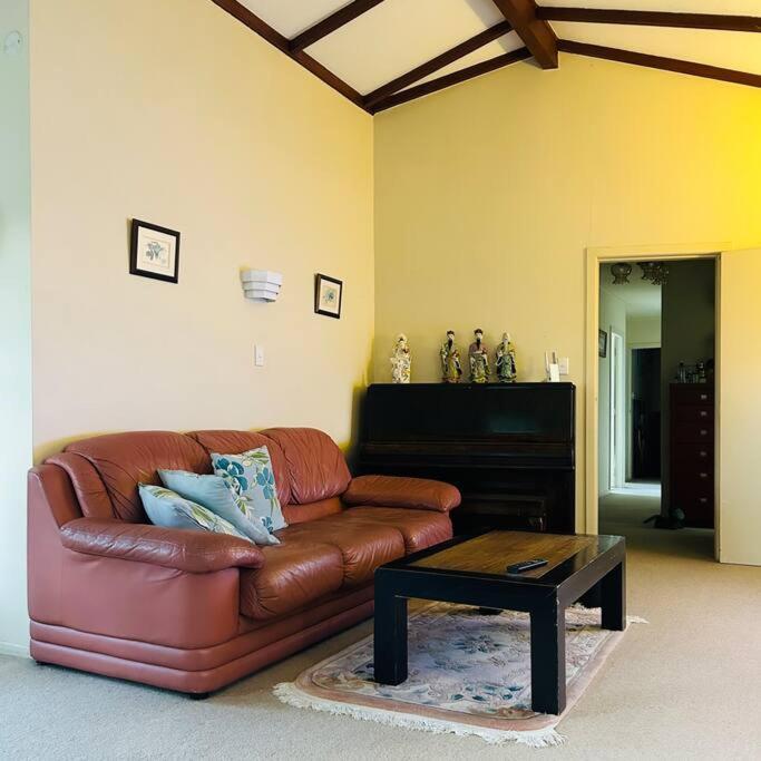 Peaceful Green Bay Charmer Auckland Exterior photo